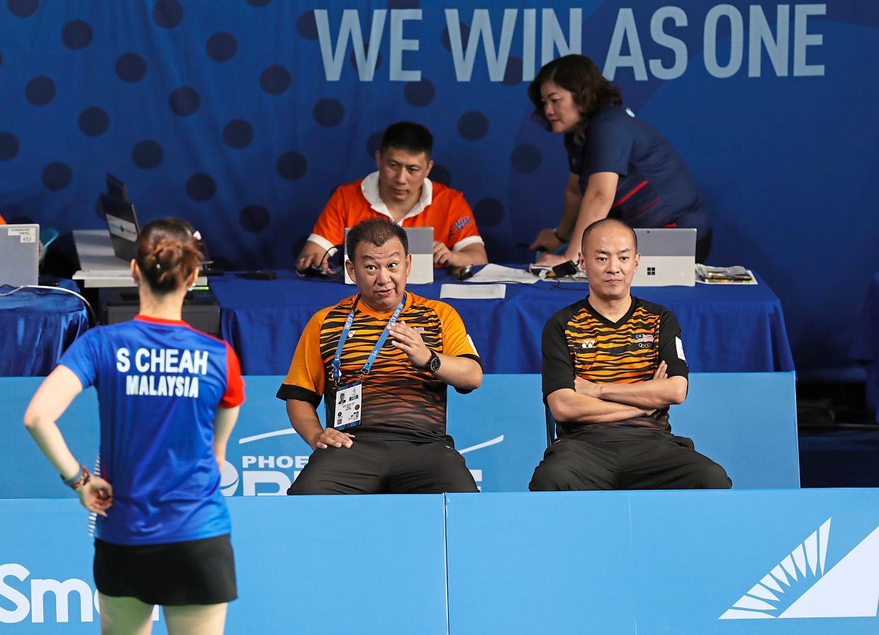 叶橙旺（右起）与郑瑞睦再度联手执教国羽男单组，并放眼能助大马男单在东京奥运会取得佳绩。（星报照片）


