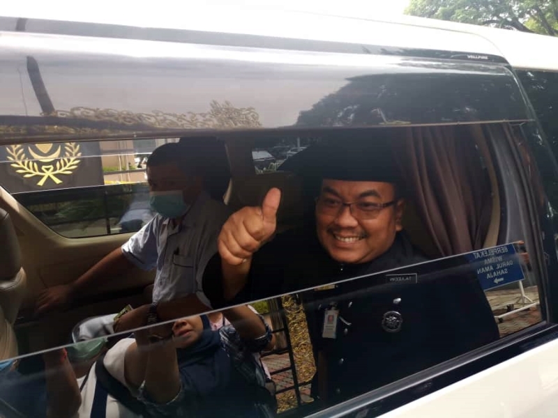 莫哈末沙努西抵达达鲁阿曼州政府大厦时笑容满面，在镜头前比“赞”的手势。