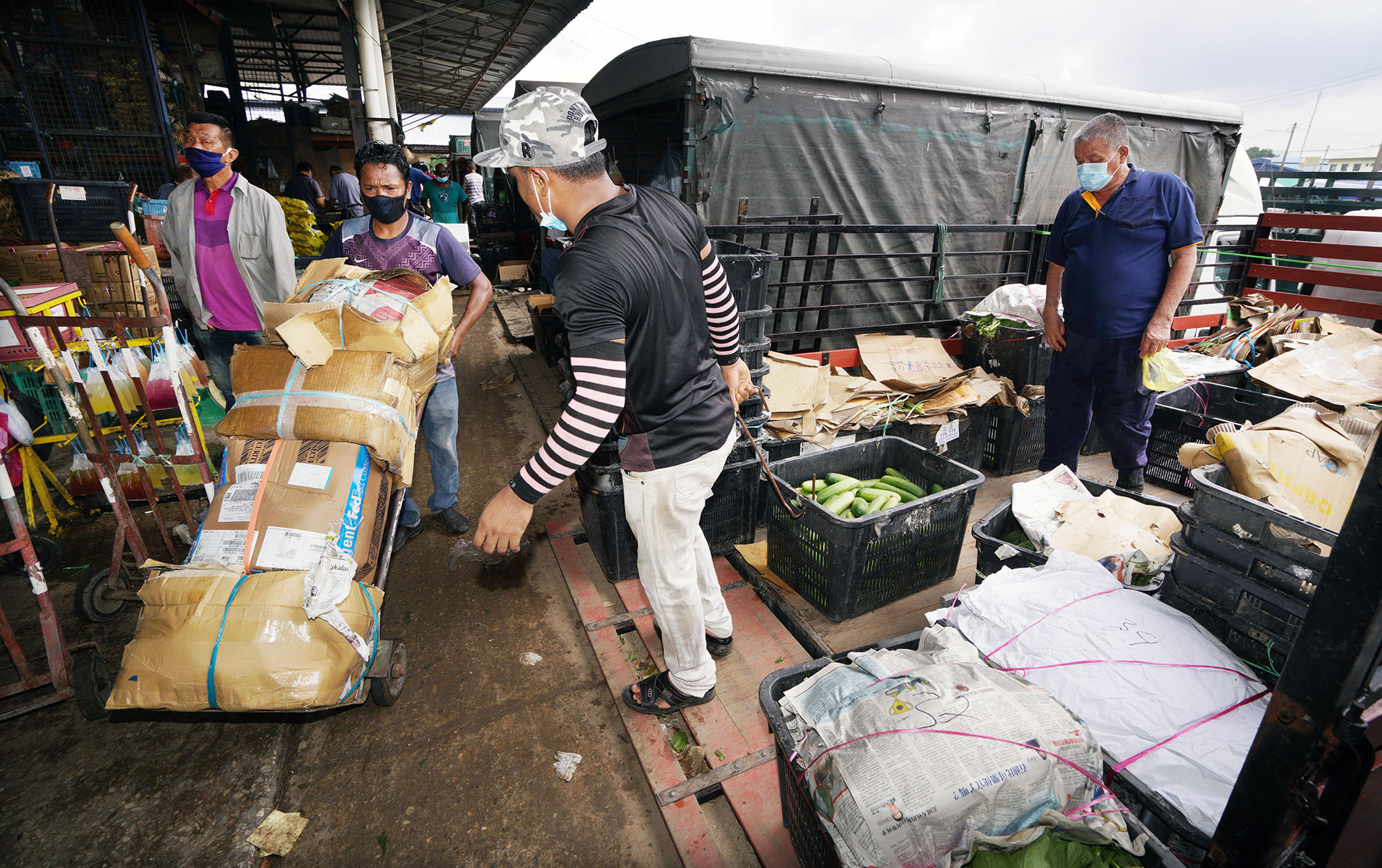 每天数以百计的罗里出入大马巴刹，以运送新鲜蔬菜到霹雳州各地与北马一带。