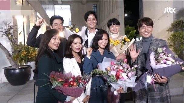 JTBC在17日公开《夫妻的世界》煞青现场的花絮片段。