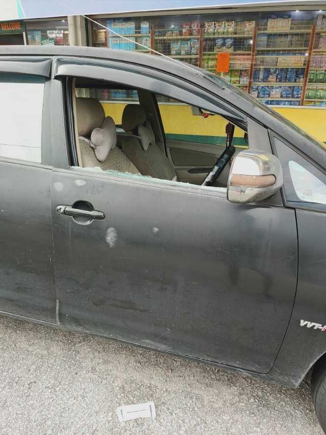 许先生于5月4日把车子泊在池龙花园瑟达卡巷的一家店前，不料被匪徒盯上，放在车内一张有百多令吉储值的一触即通卡也被偷走。