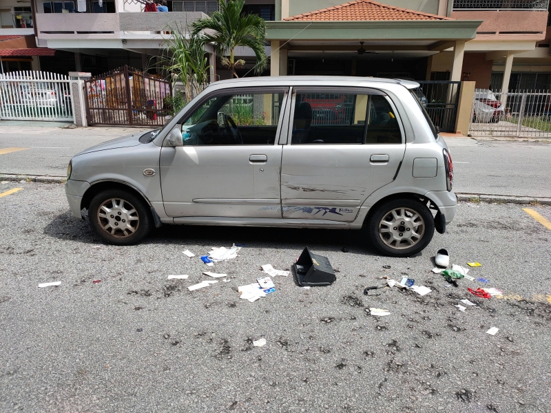 许先生家人的第二国产金龙鱼轿车于4月4日被爆车镜，车内被搜括后的物件遭胡乱丢在地上，一片凌乱。