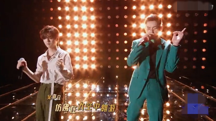 鹿晗和吴亦凡合唱时的互动超有爱，流露出浓浓的兄弟情。