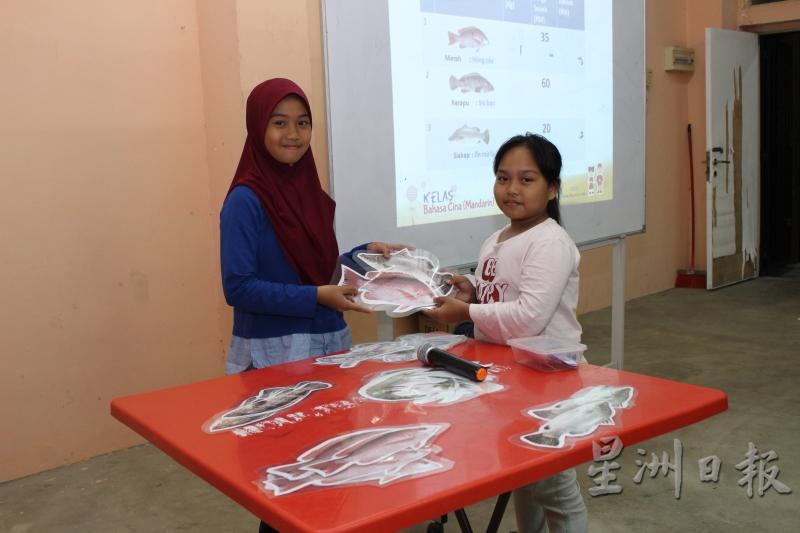 穆益斯将各种鱼类的图片打印出来，让学生在课堂上模拟买卖鱼，并且要以华语说出鱼类的名称、价格及重量。