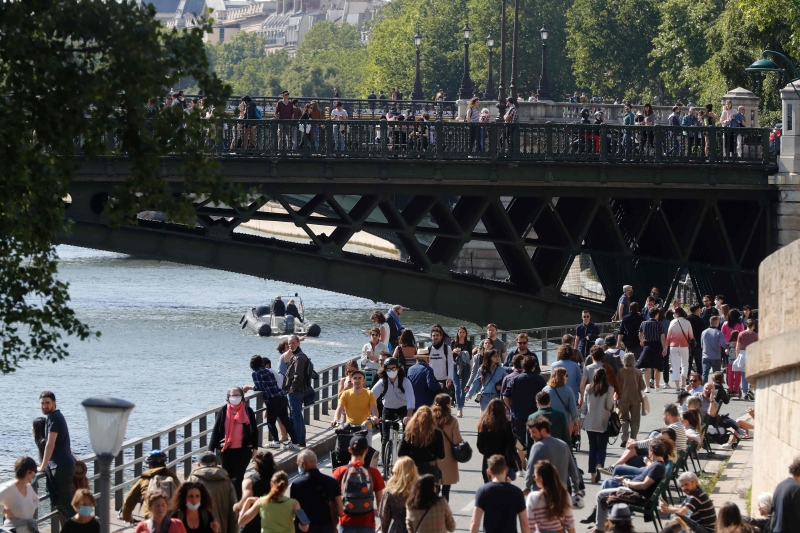 法国迎来“解封”的第一个周末，巴黎塞纳河岸涌现人潮。（图：法新社）