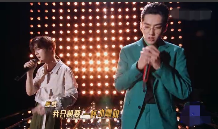 鹿晗和吴亦凡在《创造营2020》献出《咖啡》的舞台首秀。