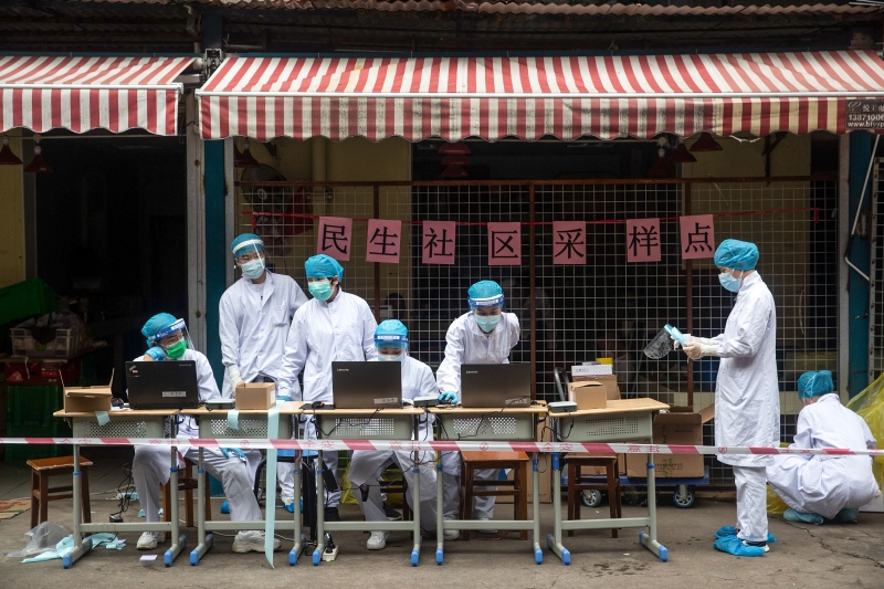湖北武汉近日对全市1100万居民进行病毒检测，检测人员在临时搭建的帐篷内进行准备。（图：法新社）