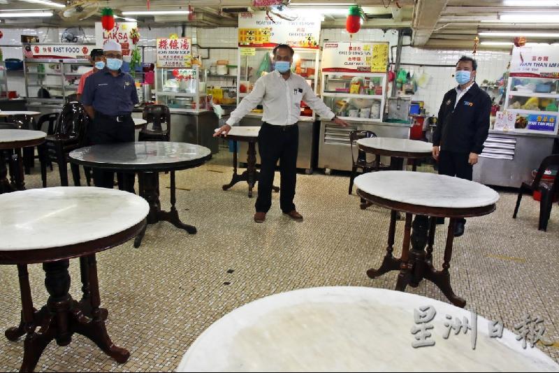 羅查裡（左起）、佳日星和尤端祥巡視位於光大的咖啡店，呼籲準備開放堂食的餐飲業者遵守SOP。