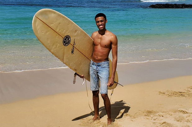 彼得斯在社媒晒出在夏威夷海边手持冲浪板的照片。（互联网照片）