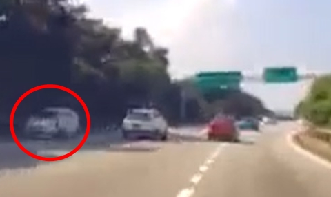 白色迈薇轿车（红圈）逆向行驶，被行车记录器拍下。（档案照）
