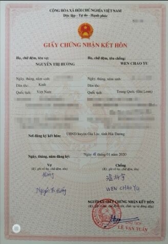 小彬彬开心晒出结婚证书。