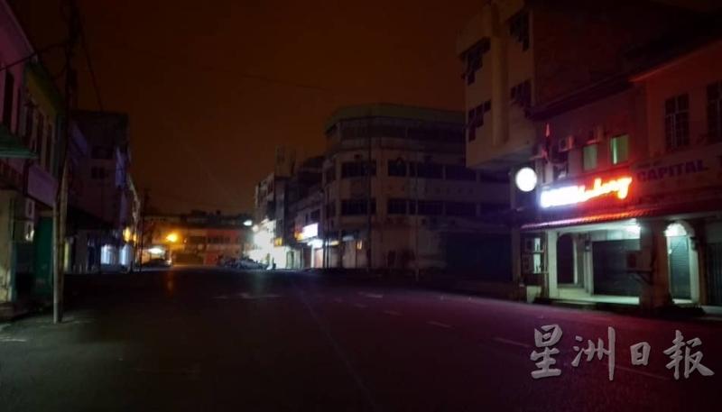 市区查比汀路入夜后一片黑漆漆。