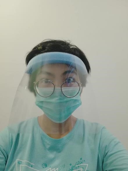 邓晓璇最近加入新山成为DIY面罩制作小组的志愿者。