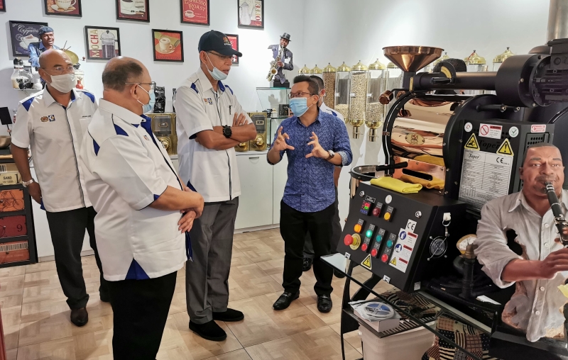 罗索华希（前左二）聆听Easy Pack董事吴多新（右）解说该公司制造的咖啡研磨机械。