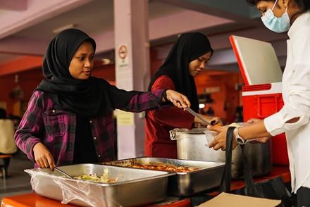 法拉查希达在校园发动“自己带饭盒”运动，鼓励学生提昇环保意识。　