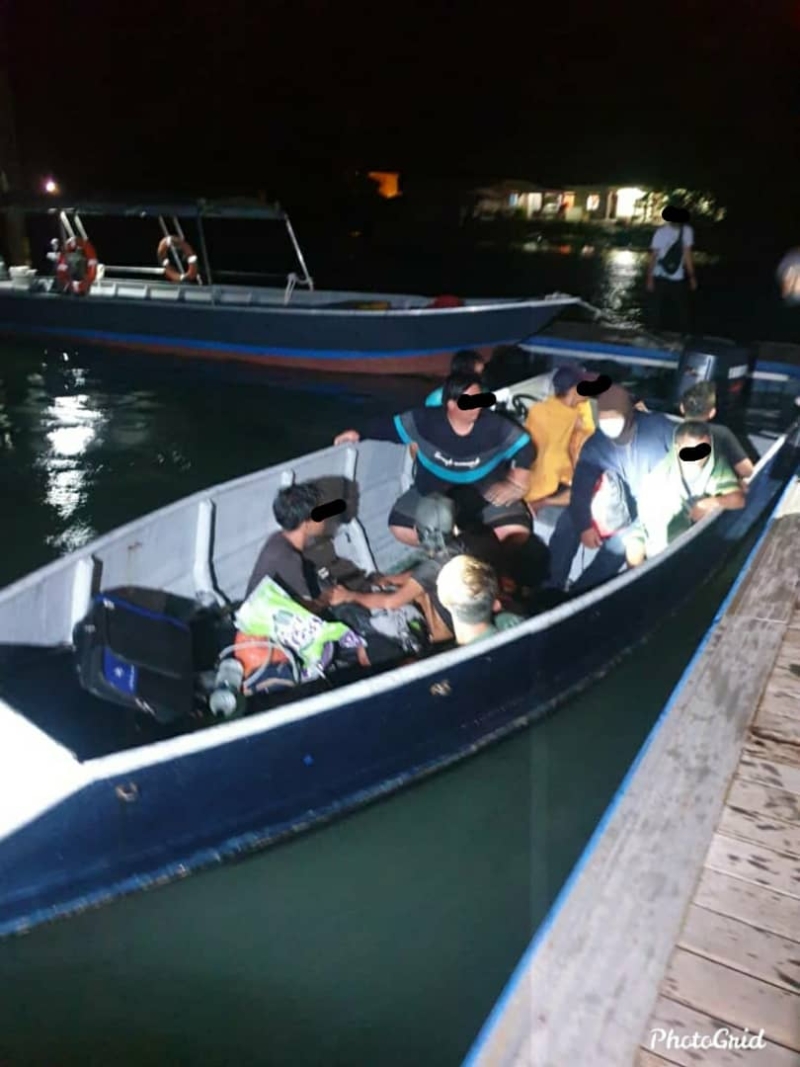 商船发现坐满26人的偷渡船后，即刻通报大马海事执法机构救援。