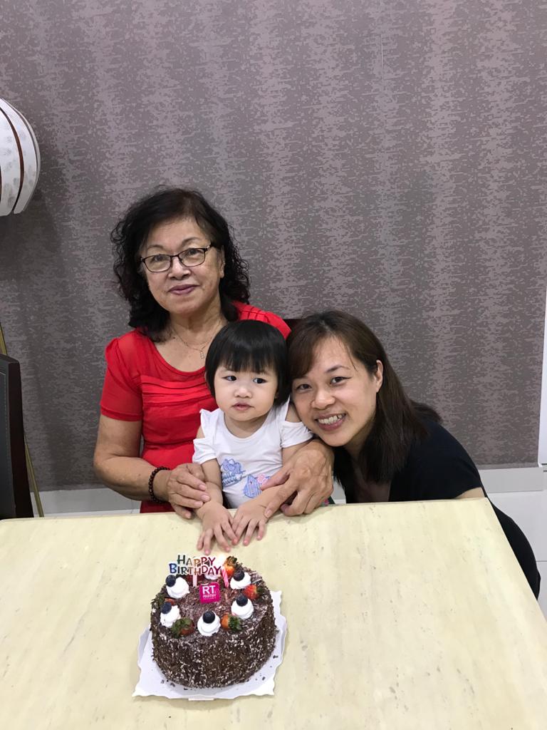 李燕玲（右）：母亲3月份前往新加坡探望外孙女，结果被迫滞留当地；左为陈君颜。
