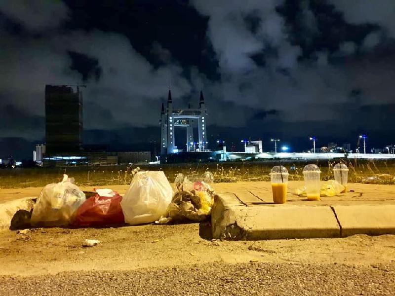 虽然政府一再提醒民众勿群聚，不过从瓜登开关大桥附近一带见到的垃圾，可见依然有人在外聚集溜达，并随手乱丢盛装食物及饮料的容器。