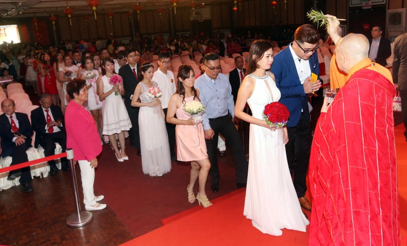 雪隆海南会馆（天后宫）婚姻注册组于2017年首度举办《520我爱你》集体佛化婚姻注册仪式，吸引90对新人选在这天喜结良缘。（档案照）