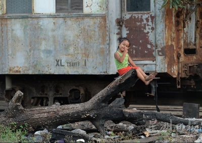 火车是贫民窟的孩子的好玩伴。（摄影/冯依健）