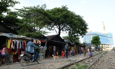 沿着火车轨道而立的贫民窟社区，是许多低收入户的住处。（摄影/冯依健）