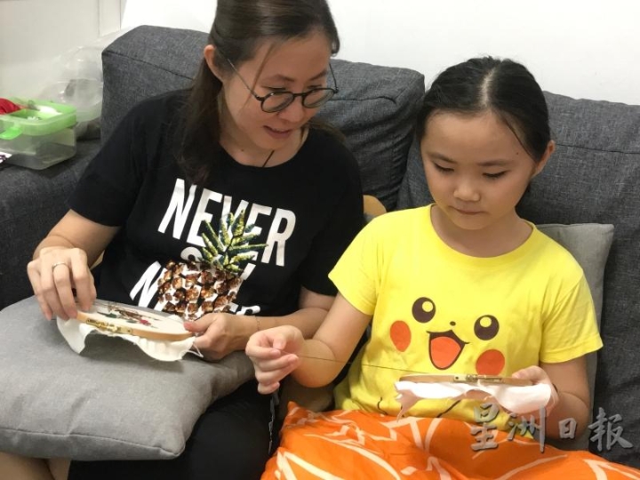 叶芾文彡平时和女儿坐在沙发上玩刺绣，如今女儿也学得一手刺绣的好手艺。