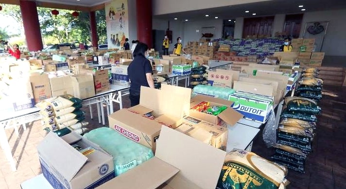 Boxes of food items sponsored by well-wishers and companies are stacked up in front of Dong Zen Temple in Jenjarom. SIN CHEW DAILY Boxes of food items sponsored by well-wishers and companies are stacked up in front of Dong Zen Temple in Jenjarom. SIN CHEW DAILY