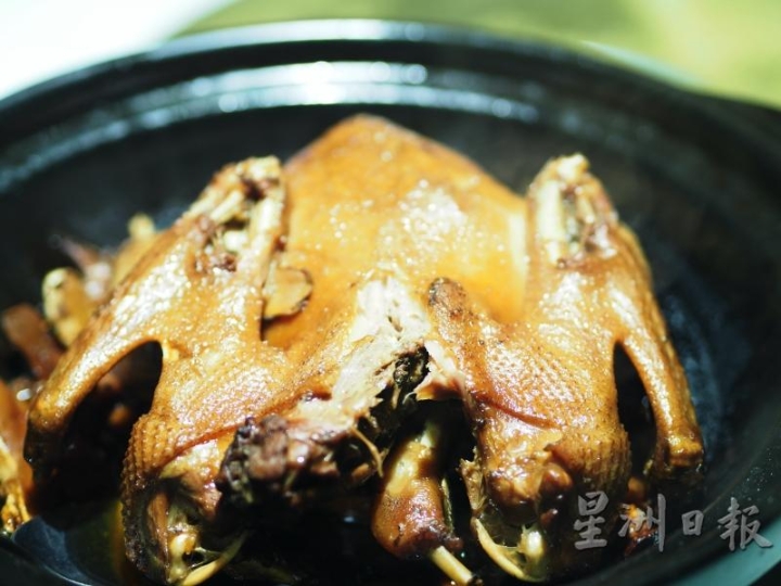 台湾姜母鸭是汤的，像火锅式的吃法，厦门姜母鸭则是干煲。