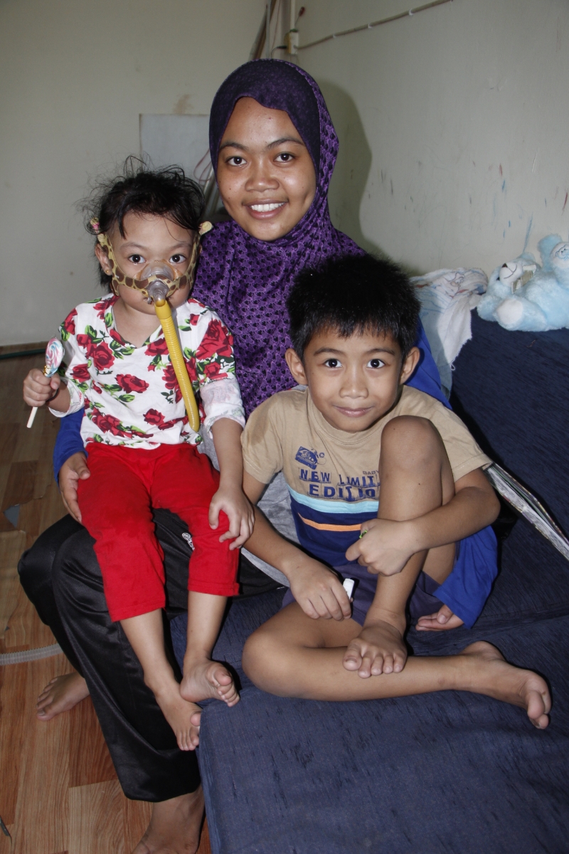 氧气罩女孩布斯芭与母亲喜娜及哥哥的合照。