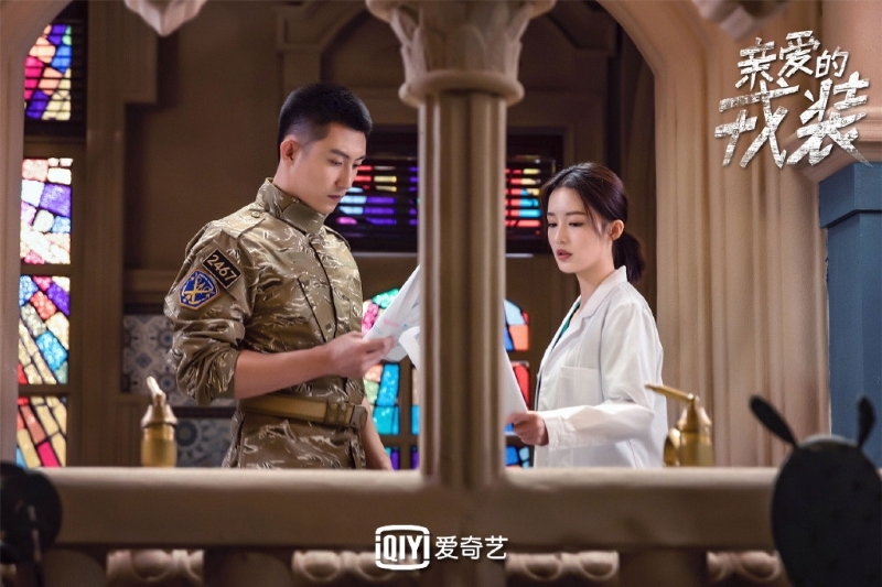 李沁、黄景瑜主演的现代军旅剧《亲爱的戎装》日前发布最新剧照，两人分别以军装与医生袍亮相，被指抄袭韩剧《太阳的后裔》。