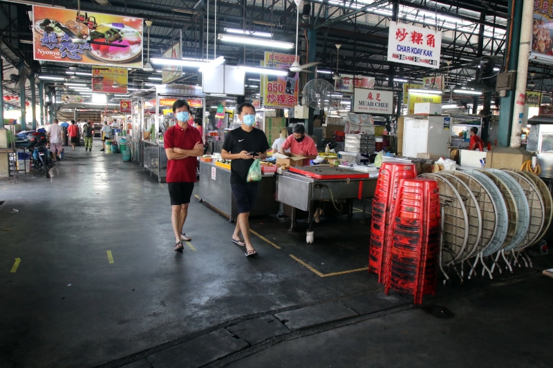 槟岛

七条路巴刹小贩中心没有摆放桌椅，人们目前只能在这里打包食物。