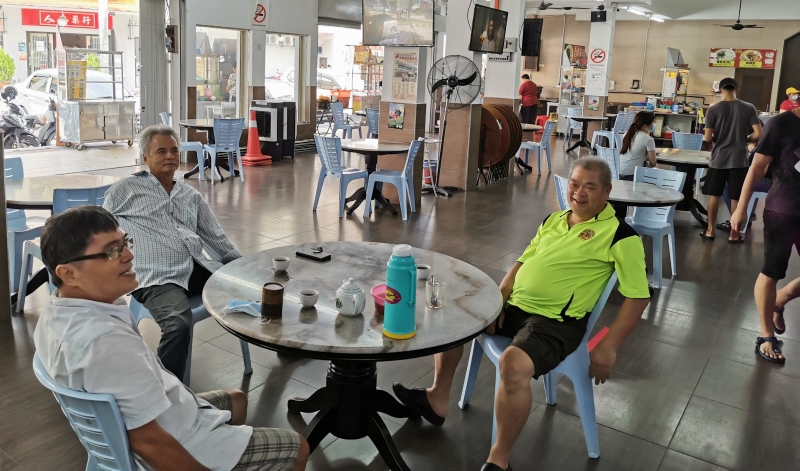 大山脚 郑炳南（右起）、李良德及吴昌锦享受逾2个月以来的咖啡店首次堂食。