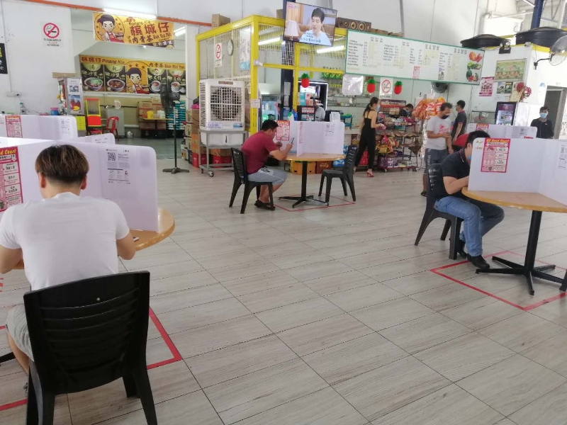 新邦安拔襀祥美食中心的顾客大多数都觉得隔离板让人安心用餐。