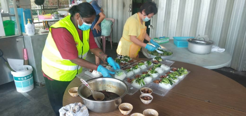 大叁元海鲜饭店为无法煮食的第二区居民准备食物，让他们能吃到一口热乎饭。