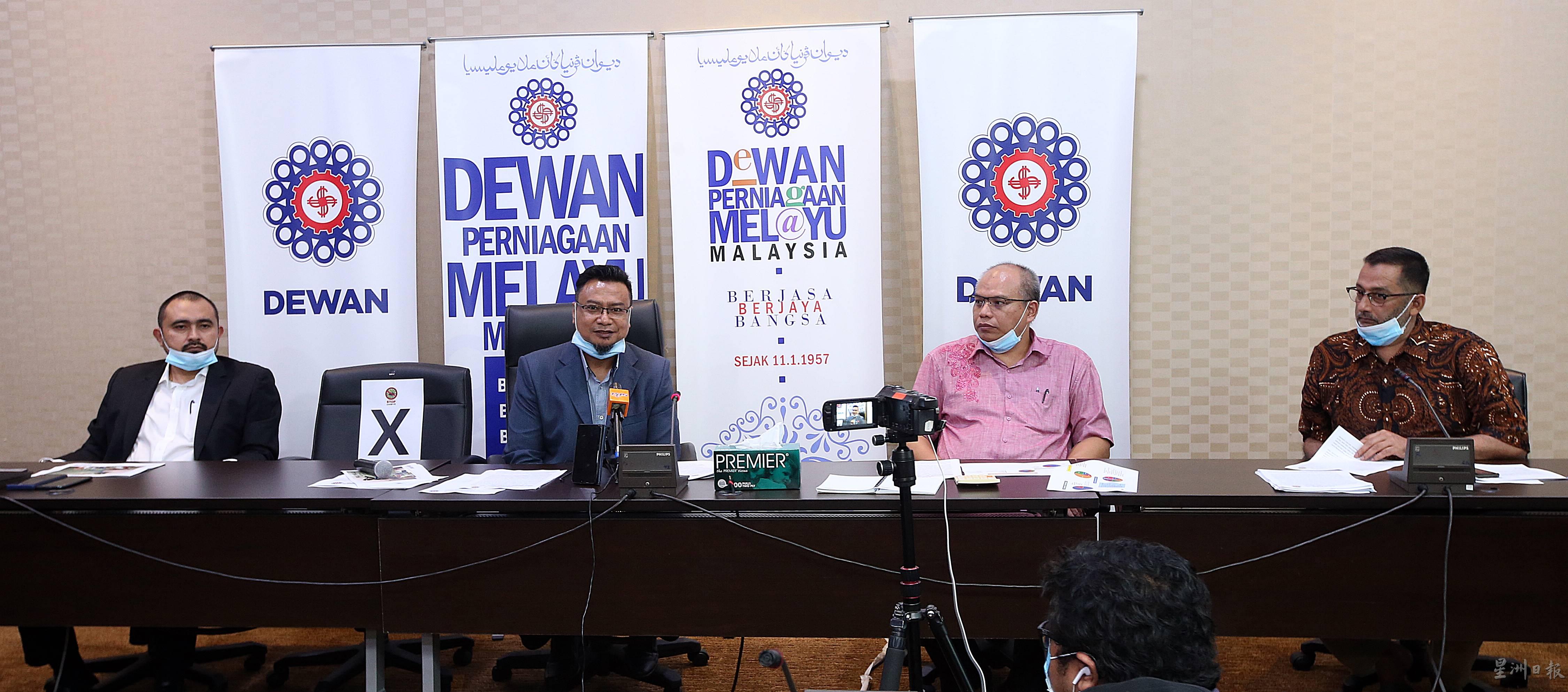 阿都哈林（左二）与马来工商会领导一同召开新闻发布会，透露国内巫裔企业家在疫情冲击下的生存情况。