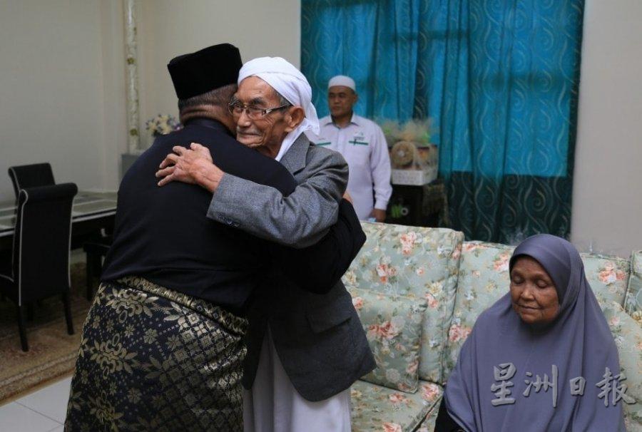 莫哈末沙努西宣誓当天下午，就返家拥抱父亲，感谢父亲的教诲。右为他的母亲。