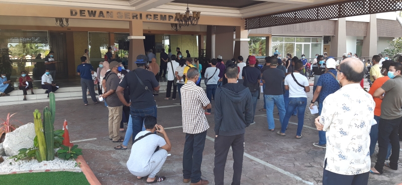 220名在绍嘉娜英比安加影市议会斯里珍峇卡礼堂接受冠病筛检的加影巴刹小贩及员工，报告料明天或后天出炉。