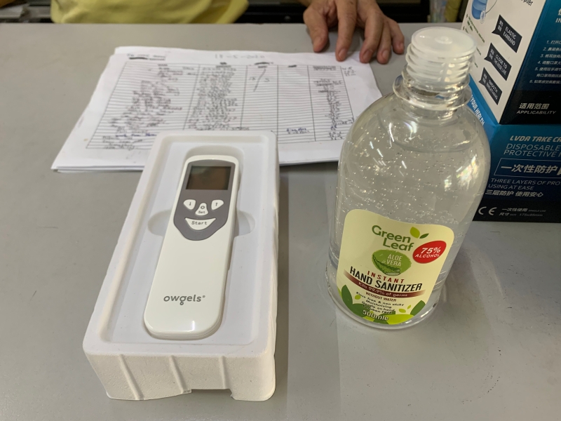 咖啡室业者为顾客准备了消毒搓手液及体温测量仪。