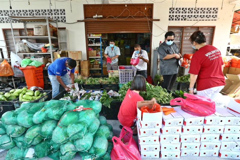拉吉夫利用州议员拨款为第2区遭封锁的230户家庭购买食材，当中包括蔬菜、鸡蛋及面包等。