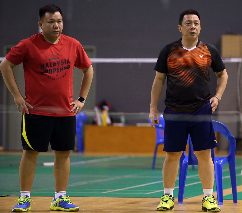 印尼籍教练保鲁斯（右）在印尼国家羽球队时是成功的混双教练，他如今调任国羽混双主教练，希望能延续在印尼队时的成功。左为男双教练云天豪。（档案照）