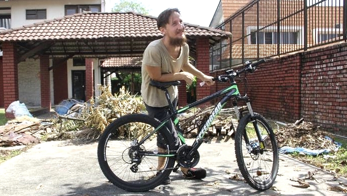 The bungalow owner gives Yevgeny a bicycle for him to do grocery shopping and visit the Russian embassy. SIN CHEW DAILY The bungalow owner gives Yevgeny a bicycle for him to do grocery shopping and visit the Russian embassy. SIN CHEW DAILY