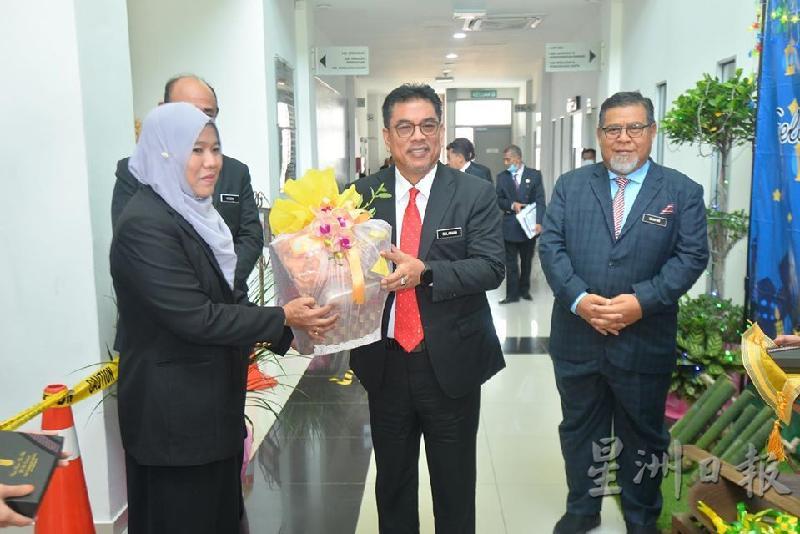 野新市议会主席莎碧雅（左）赠送礼篮予首长苏莱曼，右一是嘉化阿丹。