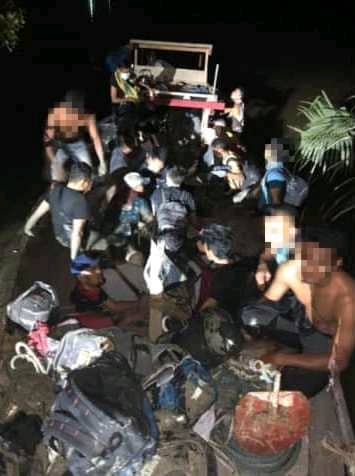 人蛇集团使用一艘小船协助28名印尼男男女偷渡进入大马，结果还没上岸就被警方拦截，当场被捕。