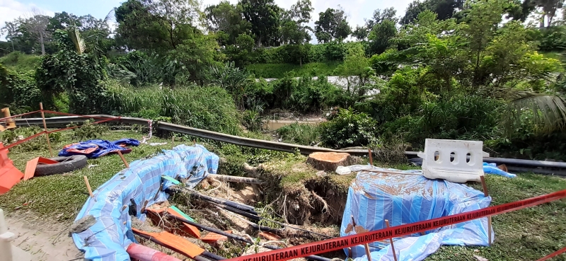 崩塌现场地下露出水管及电缆等基设，为防止泥崩恶化，承包商已采取泥泻措施。