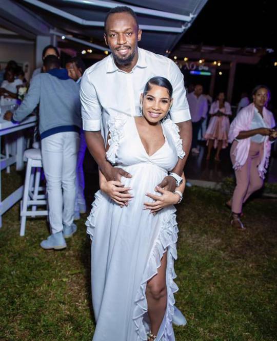 牙买加“闪电”博尔特（后）与女友卡茜本奈特的女儿已经出生，闪电升级当爸爸了！（博尔特IG照片）