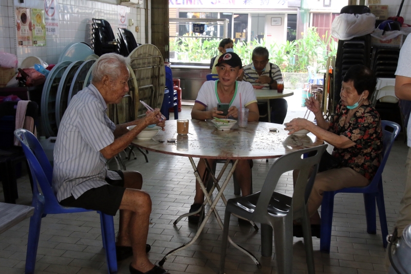 槟岛

恢复堂食后，槟民终于可在咖啡店吃早餐。