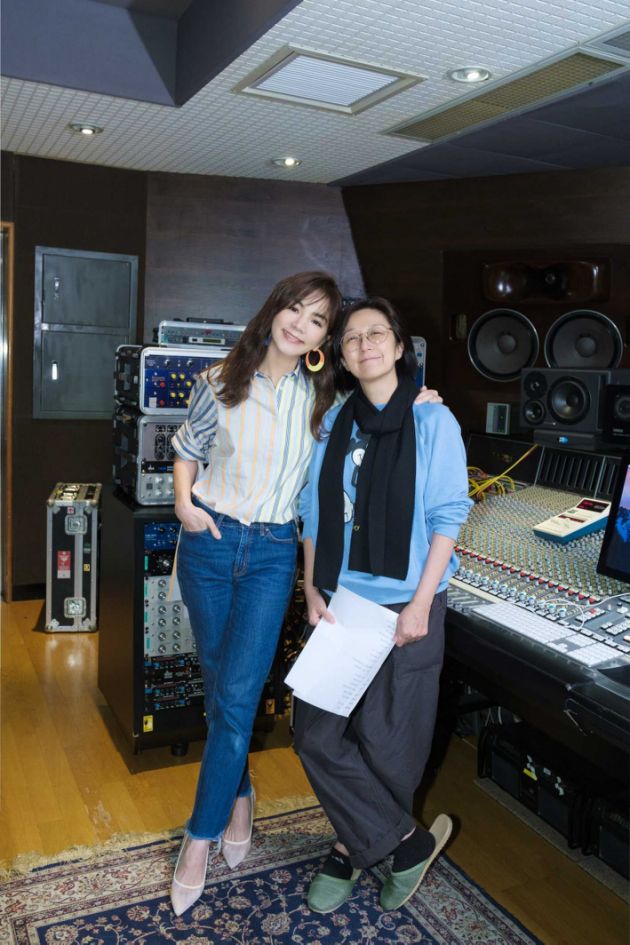Ella找来黄韵玲（右）担任新歌制作人。