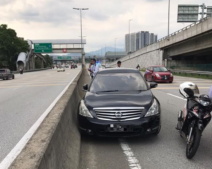嫌犯在淡江大道失控撞向分界堤后，弃车逃跑。（脸书专页Info Roadblock JPJ/POLIS照片）