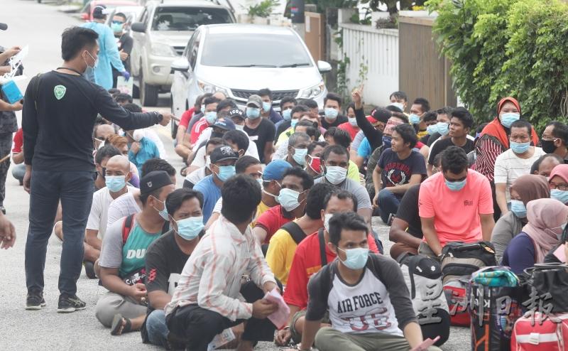 移民局官员扣押这些来自印尼、印度、 巴基斯坦及孟加拉的外籍人士后，等待车辆前来将他们送走。