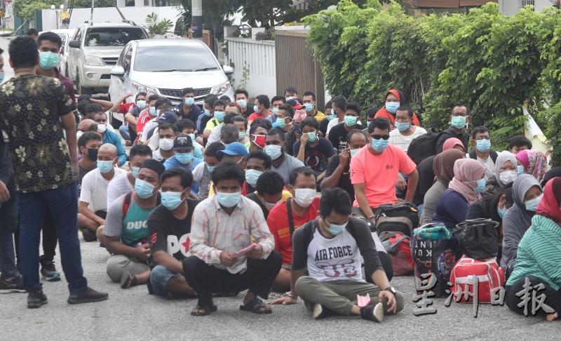 约200名居住在灵市旧区的非法外劳被移民局官员逮捕。